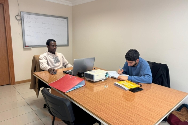 Should You Choose One-to-One or Group Online English Lessons?